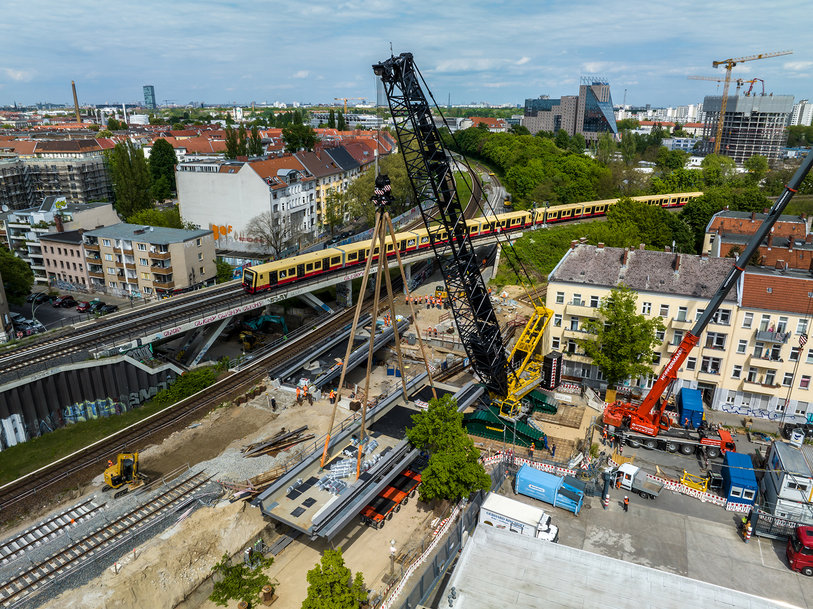 Thömen assembles two railway bridges in Berlin with a Liebherr LR 1800-1.0